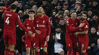 Para pemain Liverpool merayakan gol yang dicetak Mohamed Salah ke gawang Wolverhampton Wanderers pada laga tunda pekan ketujuh Premier League di Anfield, Kamis (2/3/2023) dini hari WIB. Liverpool menang 2-0 dalam laga ini (PAUL ELLIS / AFP)