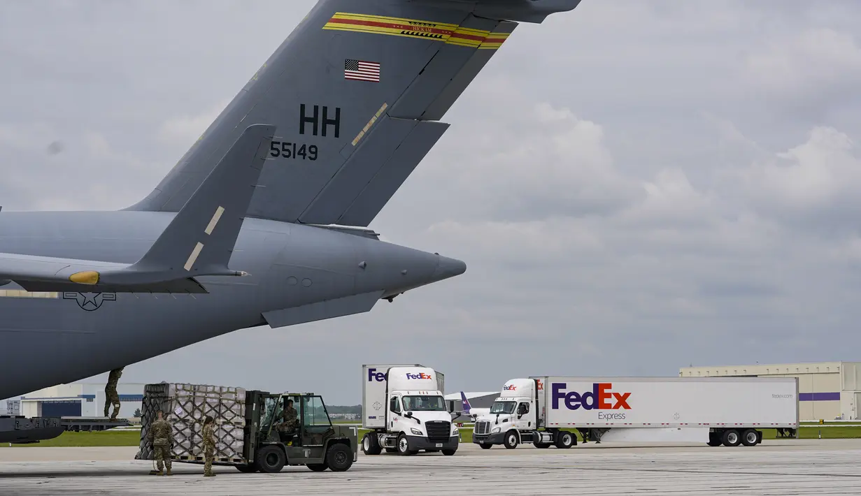 <p>Palet susu formula bayi dipindahkan ke truk setelah tiba dengan Air Force C-17 di Bandara Internasional Indianapolis di Indianapolis, Minggu (22/5/2022). Kelangkaan susu bayi yang disebabkan masalah produksi dan rantai pasokan, menimbulkan masalah besar bagi ribuan orang tua yang bayinya alergi minum susu sapi berprotein, sehingga sangat mengan-dalkan susu formula dan membuat mereka panik mencari produk itu. (AP Photo/Michael Conroy)</p>