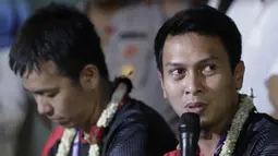 Pasangan ganda putra Indonesia, Mohammad Ahsan/Hendra Setiawan, saat konfrensi pers di Bandara Soekarno-Hatta, Tangerang, Selasa (27/8). Ahsan/Hendra meraih gelar pada Kejuaraan Dunia Bulutangkis 2019. (Bola.com/Yoppy Renato)