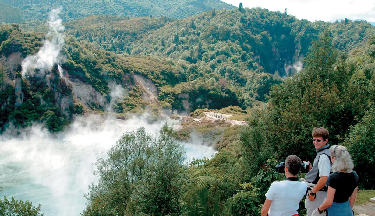 Rotorua di Selandia Baru terkenal dengan pemandian air panasnya yang spektakuler. Namun, para turis sepertinya akan sedikit terganggu dengan bau belerang yang sepintas mirip aroma telur busuk.(Istimewa)
