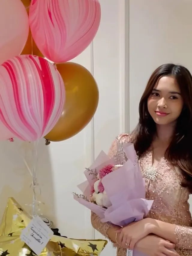 Chanella Leslie Putri Sambung Cut Tari saat wisuda. [@cuttaryofficial]