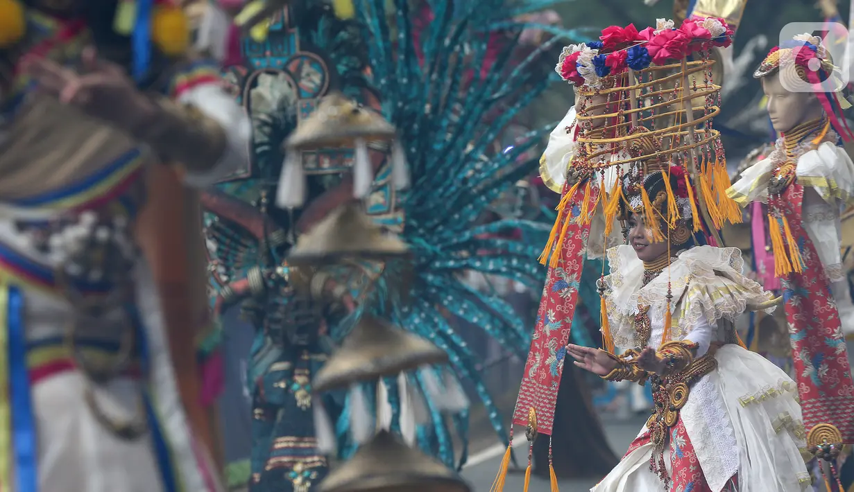 Model membawakan busana dalam Jember Fashion Carnaval (JFC) di Lippo Karawaci, Tangerang, Banten, Sabtu (23/11/2019). Sejumlah model berbalut berbagai kostum unik dengan atraksi dan iringan musik, melenggang di runway sepanjang 500 meter. (Liputan6.com/Fery Pradolo)