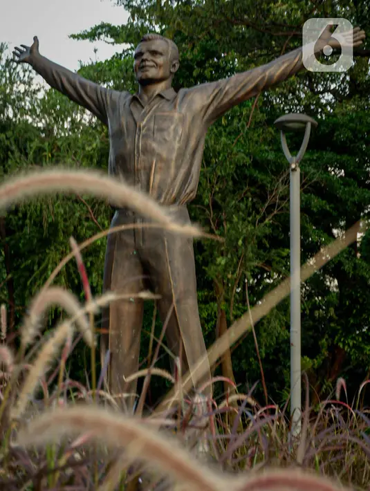 Patung Kosmonaut Rusia Yuri Alekseyevich Gagarin atau akrab disebut Yuri Gagarin yang diletakkan di Taman Mataram, Kebayoran Baru, Jakarta, Minggu (14/3/2021). Pemberian hadiah patung itu menjadi penanda 70 tahun hubungan bilateral antara Indonesia-Rusia atau Uni Soviet. (Liputan6.com/Faizal Fanani)