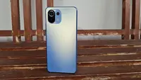 Tampak belakang Xiaomi Mi 11 Lite. (Liputan6.com/Agustinus M. Damar)