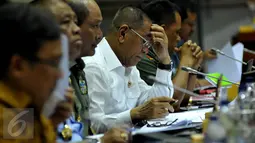 Menteri Pertahanan (Menhan), Ryamizard Ryacudu mengikuti Rapat Kerja (Raker) dengan Komisi I DPR di Senayan, Jakarta, Senin (19/10/2015). Raker membahas evaluasi pelaksanaan Minimum Essensial Force (MEF) Tahap I dan Tahap II. (Liputan6.com/JohanTallo)