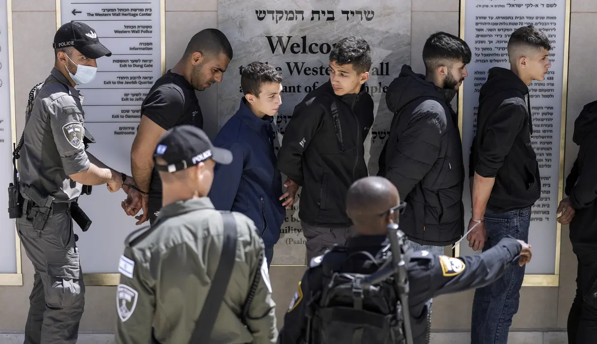 Demonstran Palestina yang ditahan diborgol menyusul bentrokan di Kompleks Masjid Al Aqsa antara warga Palestina dengan pasukan keamanan Israel di Kota Tua Yerusalem, 15 April 2022. (AP Photo/Ariel Schalit)