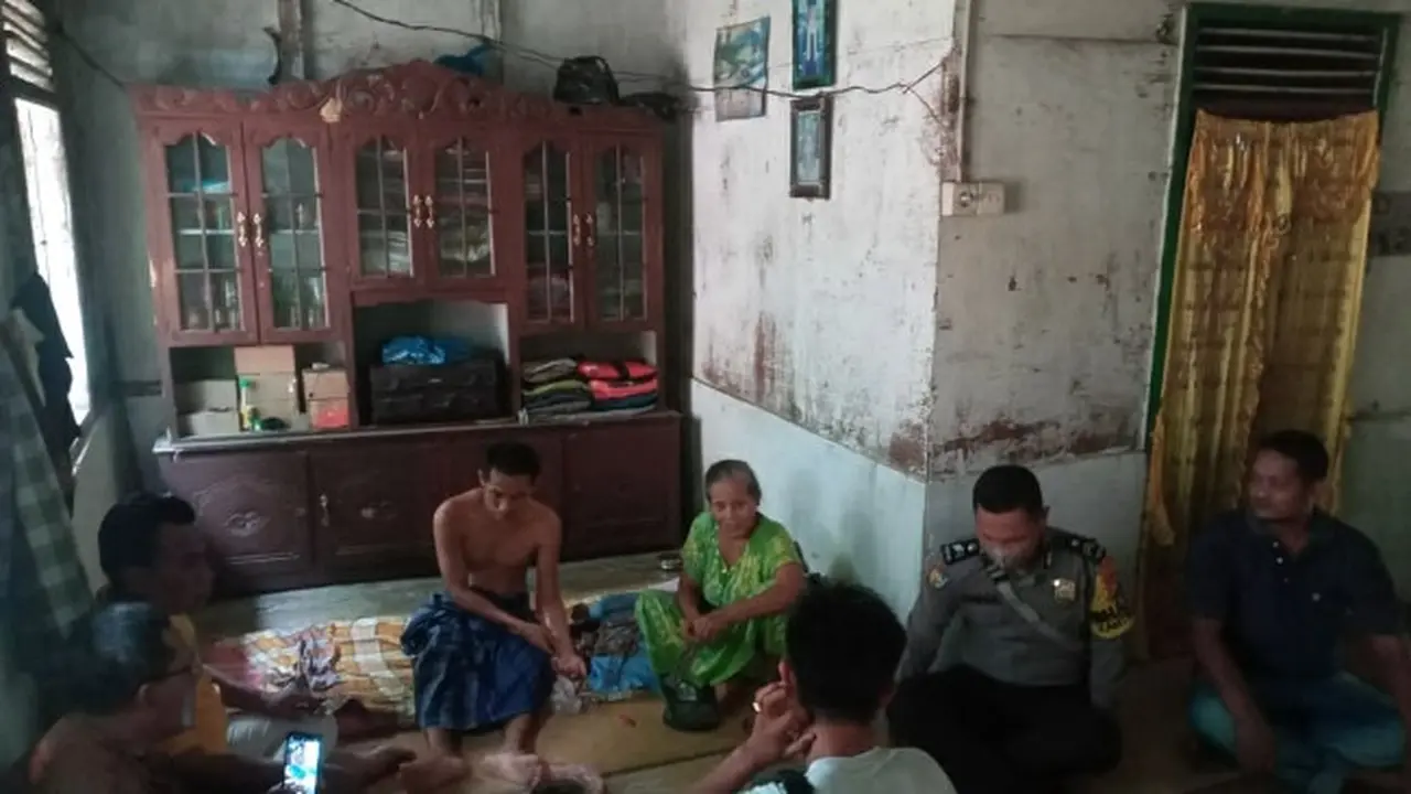 Petugas saat mengunjungi petani yang diserang beruang madu saat menderes pohon karet.