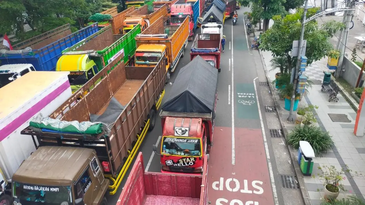 Ribuan sopir truk demo menolak kebijakan ODOL di kantor Dinas Perhubungan Jatim. (Dian Kurniawan/Liputan6.com)