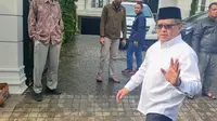 Sekretaris Jenderal DPP PDIP Hasto Kristiyanto hadir untuk melayat ke rumah duka Pengasuh Pondok Pesantren Tebuireng, Jombang, Jawa Timur, KH Shalahuddin Wahid atau Gus Sholah. (Liputan6/Putu Merta)