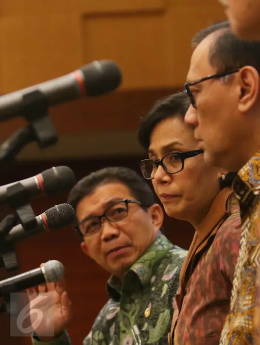 Menteri Keuangan Sri Mulyani saat meberikan keterangan usai rapat KSSK di Jakarta, Senin (24/10). Rapat rutin ini membahas assessment dan pengawasan, analisa dan respons dari sistem keuangan nasional atas ekonomi secara global. (Liputan6.com/Angga Yuniar)