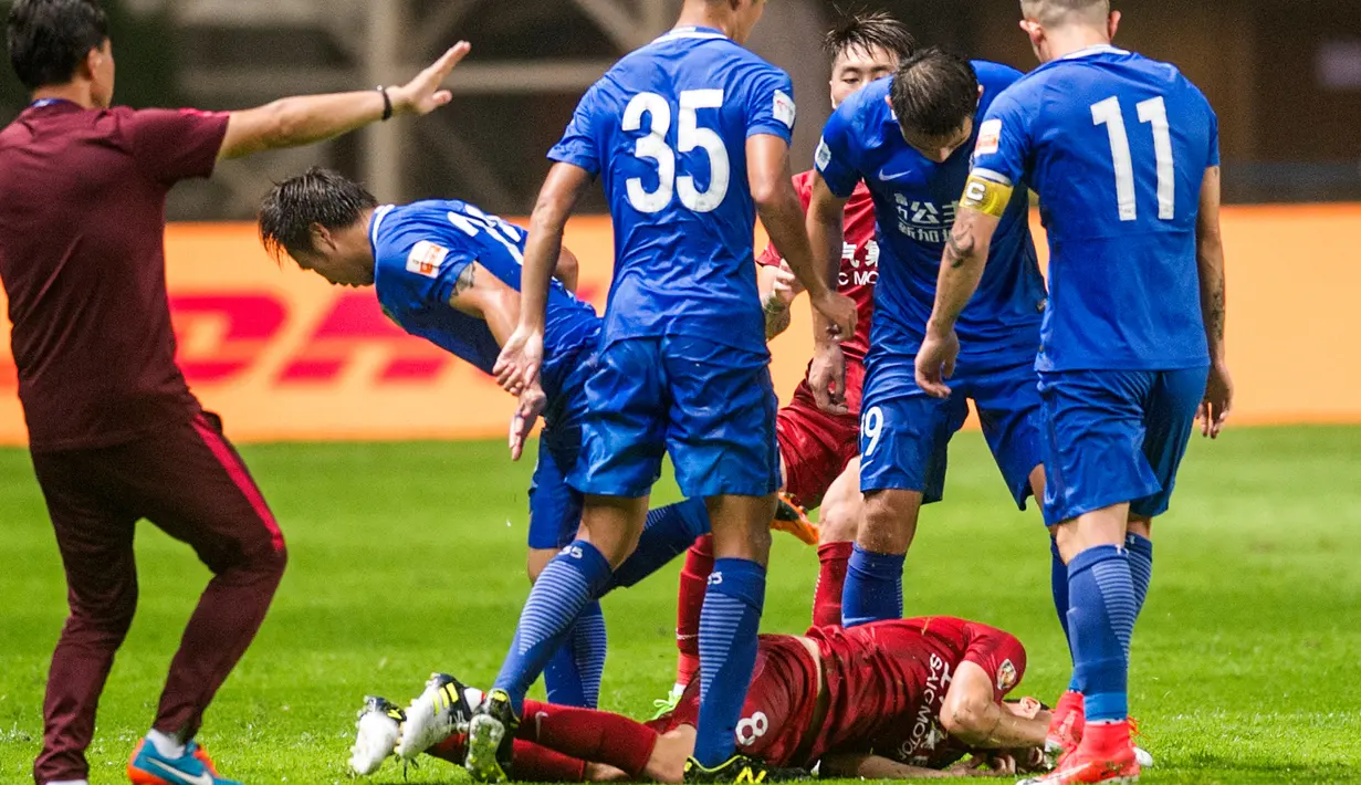Gelandang Shanghai SIPG, Oscar dikerumuni pemain Guangzhou R&F saat pertandingan Liga Super China di Guangzhou, Guangdong, China, (18/6). Keributan terjadi akibat Oscar dengan sengaja menendang bola ke arah pemain lawan. (Color China Photo via AP)