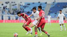 Gelandang Arema FC, Gustavo Franca dijepit dua pemain Malut United dalam pekan ke-26 BRI Super League 2025/2026 di Stadion Kanjuruhan, Kabupaten Malang, pada Jumat (3/4/2026) sore WIB. (Bola.com/Iwan Setiawan)