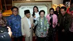 Presiden ke-3 BJ Habibie berfoto bersama Presiden ke-5 Megawati usai menghadiri acara Dialog Nasional di gedung BPPT, Jakarta, Rabu (9/5). (Liputan6.com/JohanTallo)