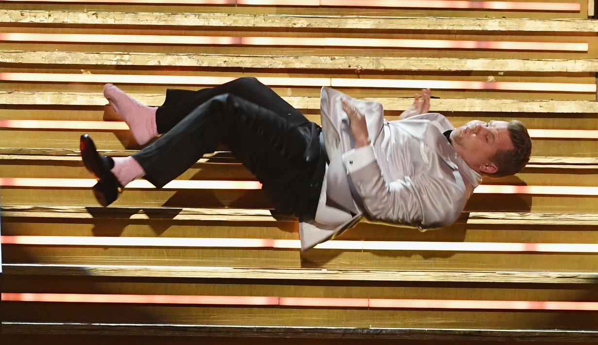 Ekspresi James Corden ketika jatuh dari tangga panggung Grammy Awards 2017 di Los Angeles, Minggu (12/2). Corden masuk ke atas panggung dengan tergopoh-gopoh, bahkan terjatuh dan sebelah sepatunya terlepas. (KEVIN WINTER/GETTY IMAGES NORTH AMERICA/AFP)