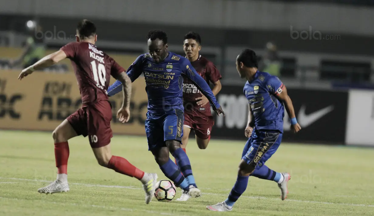 Gelandang Persib Bandung, Michael Essien, berusaha melewati gelandang PSM Makassar, Marc Anthony Klok pada laga lanjutan Liga 1 di Stadion GBLA, Bandung, Rabu, (5/7/2017). Persib menang 2-1 atas PSM. (Bola.com/M Iqbal Ichsan)