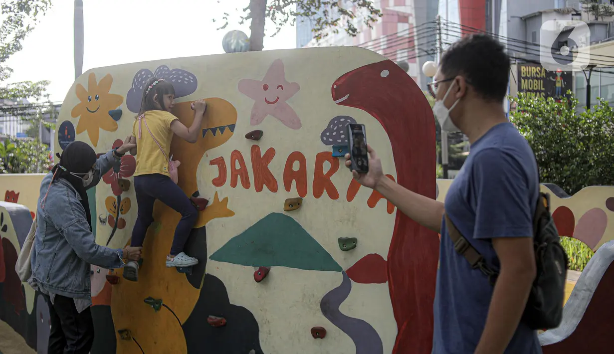 Anak-anak bermain di Taman Literasi Martha Christina Tiahahu, Blok M, Jakarta, Minggu (23/10/2022). Taman Literasi Martha Christina Tiahahu diharapkan bisa menjadi pusat literasi tingkat nasional bahkan internasional. (Liputan6.com/Faizal Fanani)