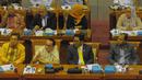 Ruhut Sitompul (kedua kiri) memberikan pertanyaan saat rapat dengar pendapat dengan Komisi III, di Gedung Nusantara II, komplek parlemen, Jakarta, Senin (16/02/2015). (Liputan6.com/Andrian M Tunay)