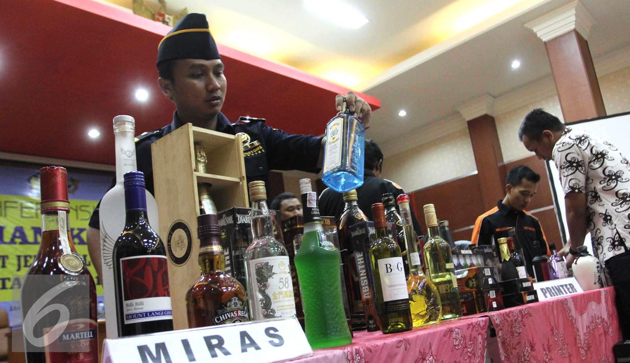 Petugas Bea Cukai merapihkan barang bukti usai jumpa pers di Jakarta, Jumat (8/1). DJBC sepanjang tahun 2015 berhasil menembus angka 10.009 dalam kasus bea dan cukai dengan perkiraan nilai barang 3,7 Triliun. (Liputan6.com/Angga Yuniar)