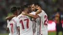 Para pemain Sevilla merayakan gol yang dicetak oleh Pablo Sarabia ke gawang Barcelona pada laga Piala Super Spanyol di Stadion Ibn Batouta, Tangiers, Minggu (12/8/2018). Barcelona menang 2-1 atas Sevilla. (AP/Mosa'ab Elshamy)