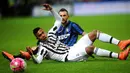 Gelandang Inter Milan, Marcelo Brozovic, berebut bola dengan bek sayap Juventus, Alex Sandro. Laga yang berlangsung keras itu membuat wasit mengeluarkan 11 kartu kuning. (EPA/Daniele Mascolo)