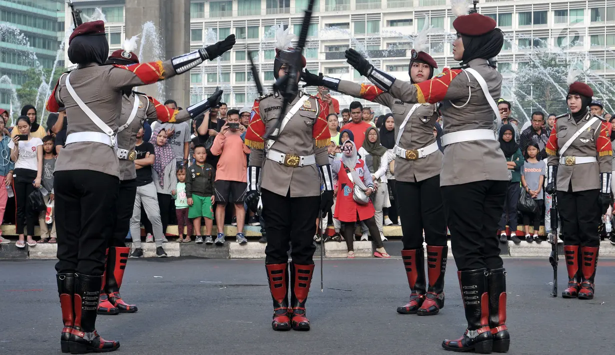 Anggota polisi wanita (polwan) dari Divisi Taktikal memperagakan kebolehan berakrobat senjata di area car free day, Bundaran Hotel Indonesia (HI), Jakarta, Minggu (28/4/2019). Kelihaian dipertontonkan dalam memeriahkan Hari Kartini yang jatuh pada 21 April 2019 lalu. (merdeka.com/Iqbal S. Nugroho)