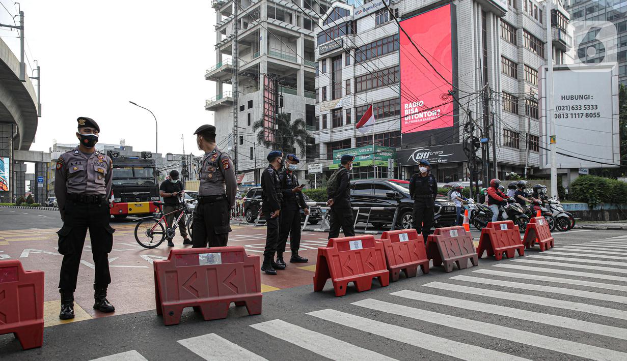 Petugas Polisi dan Dishub menyekat ruas Jalan Simatupang mengarah ke Fatmawati, Jakarta, Sabtu (10/7/2021). Penambahan titik penyekatan jalan seperti ruas Jalan Simatupang, Jalan Antasari, dan Jalan Raya Cijantung untuk mempertegas bahwa Jakarta masih masa PPKM Darurat. (Liputan6.com/Faizal Fanani)