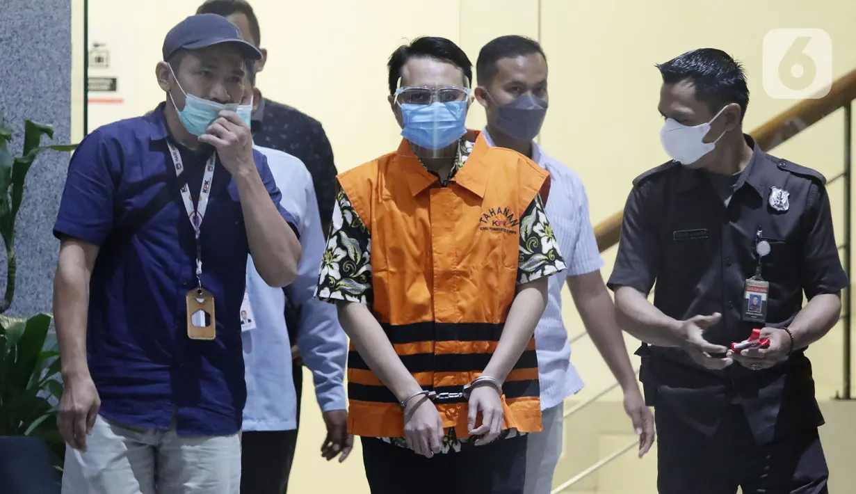 Aulia Imran Maghribi (tengah) Konsultan Pajak dari PT Gunung Madu Plantations usai mengikuti rilis penahanan di Gedung KPK, Jakarta, Kamis (17/2/2022). KPK menahan dua tersangka baru terkait pengembangan kasus yang melibatkan Angin Prayitno Aji dan Dadan Ramdani. (Liputan6.com/Helmi Fithriansyah)