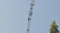Pelajar di Kediri itu memanjat tower sepulang pembagian rapor di sekolah. (Liputan6.com/Dian Kurniawan)