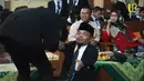 Ucok Baba menyambut sang putra yang menyalaminya ketika turun dari panggung. Potret bahagia dan bangga begitu terlihat karena putranya sudah lulus SMK dan siap melanjutkan untuk kuliah. [Youtube/Ucok Baba official]