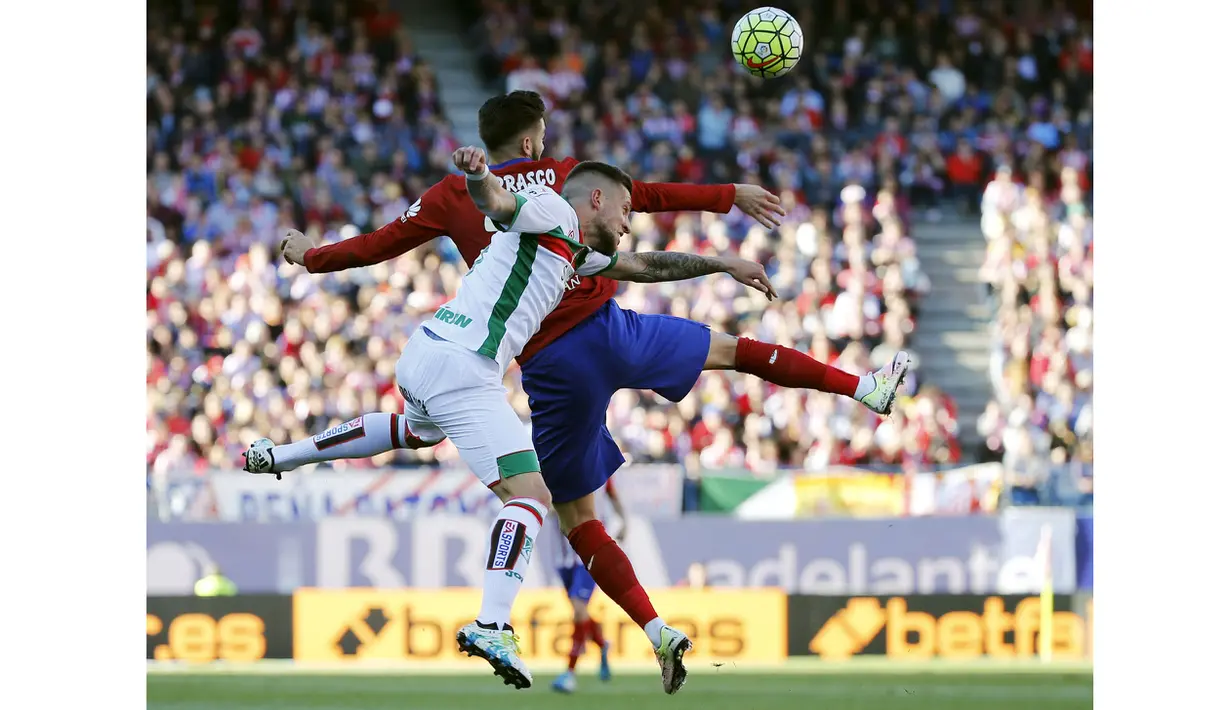 Pemain Atletico Madrid, Yannick Ferreira-Carrasco berebut bola dengan pemain Granada CF Cristiano Biraghi (kiri) pada lanjutan La Liga Spanyol di Stadion Vicente Calderon, Madrid (17/4/2016) malam WIB. (REUTERS/Sergio Perez)