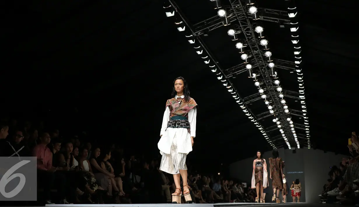 Model membawakan busana rancangan Lulu Lutfi Labibi bertema "Eyes to the Future" di Jakarta Fashion Week 2016 di Jakarta, Jumat (30/10). Pemilihan Dewi Fashion Knights (DFK) juga dilakukan oleh Dewi Fashion Panel. (Liputan6.com/Herman Zakharia)