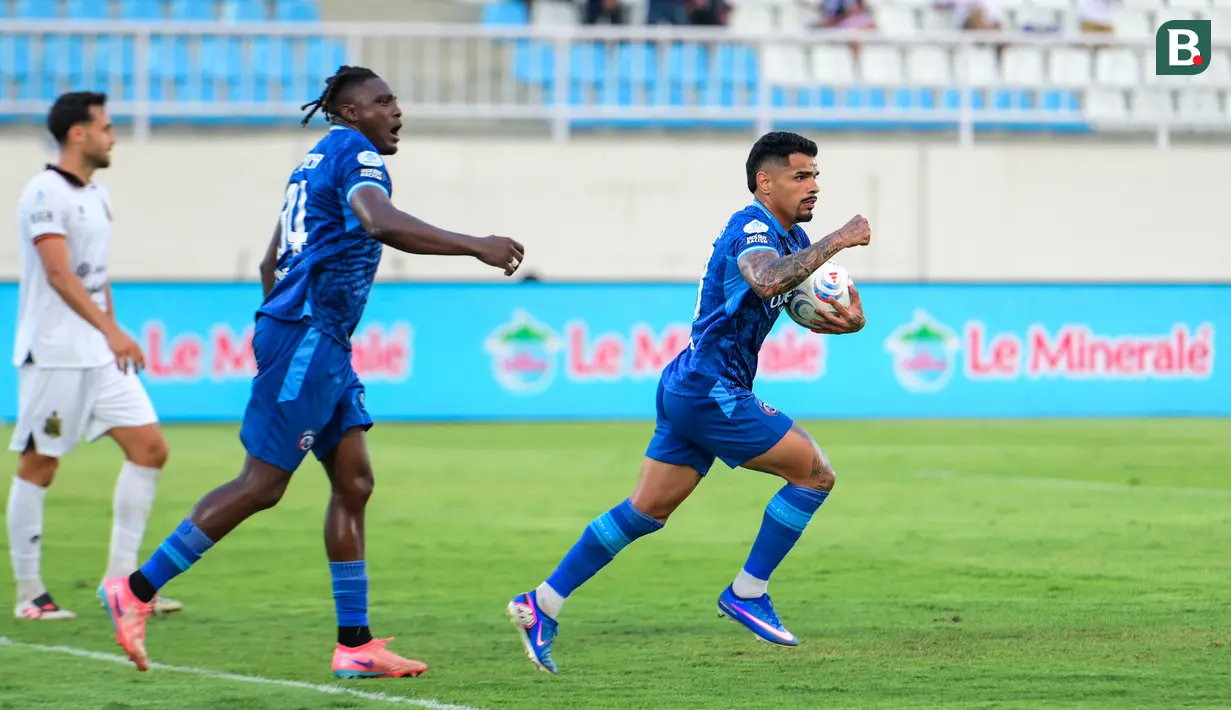Pemain Arema FC, Marcos Vinicius, melakukan selebrasi setelah mencetak gol untuk memperkecil ketertinggalan saat menghadapi Bhayangkara Presisi Lampung FC dalam lanjutan BRI Super League 2026/2027 di Stadion Kanjuruhan, Malang, Sabtu (10/10/2026). Gol tersebut membangkitkan semangat Singo Edan untuk mengejar ketertinggalan dua gol hingga akhirnya menyamakan kedudukan menjadi 2-2. (Bola.com/Iwan Setiawan)