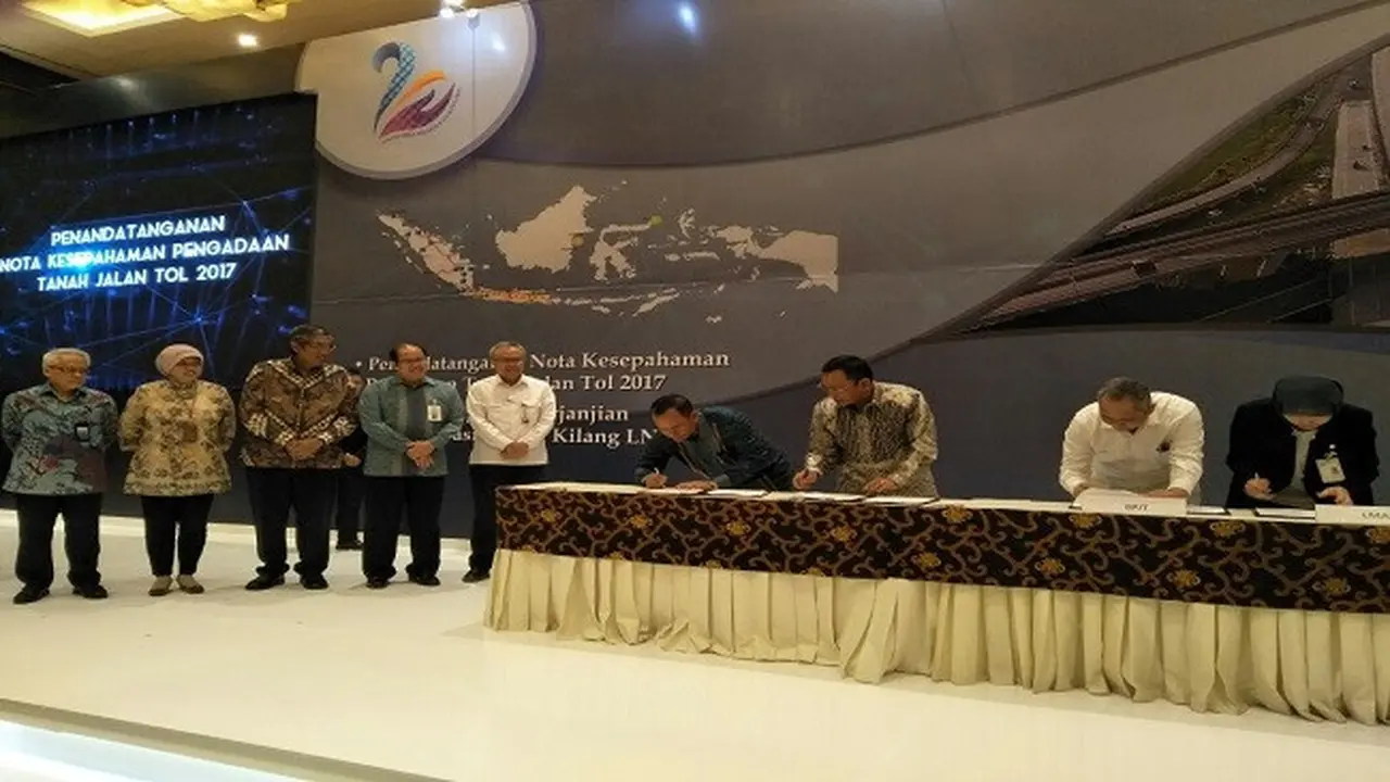Penandatanganan Nota Kesepahaman antaran LMAN dengan Badan Pengatur Jalan Tol (BPJT) dan 34 Badan Usaha Jalan Tol (BUJT).(Liputan6.com/Septian Deny)