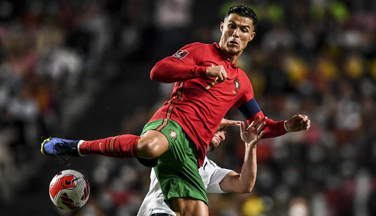 Cristiano Ronaldo. Striker Portugal yang tengah menjalani periode keduanya bersama Manchester United ini tidak hanya menjadi pemain aktif Liga Inggris dengan raihan gol internasionl terbanyak dengan 115 gol dari 184 laga, namun juga terbanyak di tingkat dunia. (AFP/Patricia De Melo Moreira)