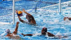 Pemain polo air Indonesia menghalau pemain Arab Saudi pada laga terakhir peringkatan Asian Games 2018 di Stadion Aquatic Centre, GBK, Jakarta, Sabtu (1/9). Indonesia kalah dengan skor 8-12. (Merdeka.com/Imam Buhori)