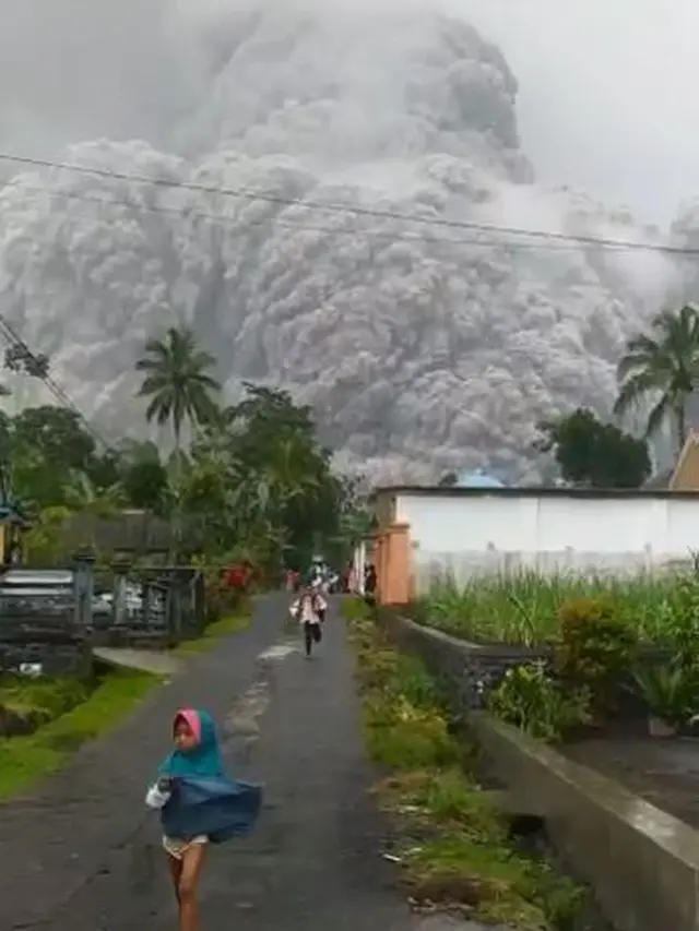 Gunung Semeru meletus. (Foto: Liputan6.com/Tangkapan Layar  Video/Istimewa)