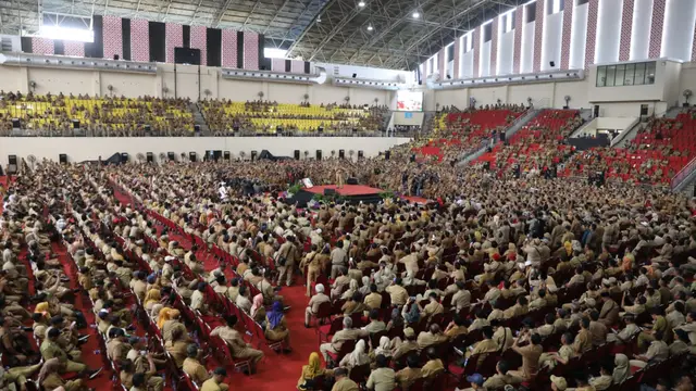 Gubernur Jawa Tengah (Jateng) Ganjar Pranowo mengumpulkan sebanyak 7.810 kepala desa (kades) se-Jateng beserta perwakilan perangkat desa di GOR Jatidiri.