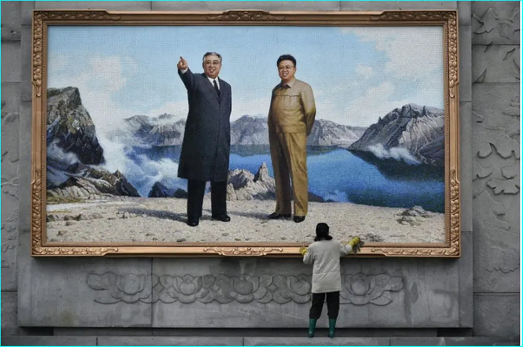 Dua hari menjelang kongres partai 'langka' di Pyongyang, warga dan pemerintah terlihat sibuk mendekorasi negaranya (Washington Post).