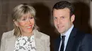 Macron memuji istrinya sebagai sosok intelektual dan sumber kepercayaan dirinya. Meski demikian Macron menegaskan tidak akan memberikan posisi dalam pemerintahannya kepada Trogneux. (AP Images)
