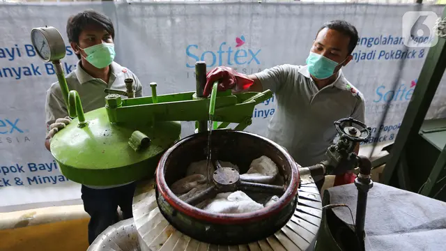 Melihat Proses Daur Ulang Popok Bayi Bekas Pakai