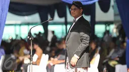 Mendikbud Anies Baswedan mengenakan baju adat daerah saat upacara peringatan Hari Pendidikan Nasional 2016 di Kemendikbud, Jakarta, Senin (2/5).  Upacara diikuti pegawai Kemendikbud dan perwakilan sekolah-sekolah di Jakarta. (Liputan6.com/Faizal Fanani)