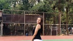 Memakai oufit hitam putih, Aura Kasih terlihat begitu antusias untuk bermain tenis. Penampilan menawannya ini disebut netizen sebagai ibu satu anak dengan body yang ideal. Tak heran kecantikan Aura ini jadi pusat perhatian. (Liputan6.com/IG/@aurakasih)