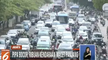 Antrean panjang kendaraan dari arah Kampung Melayu tersendat akibat proyek perbaikan pipa air baku Perum Jasa Tirta Dua yang bocor di median jalan.