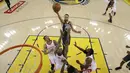 Aksi pemain Warriors, Stephen Curry melakukan lay up saat melawan Rockets pada gim keempat final NBA basketball Wilayah Barat di Oracle Arena, Oakland (22/5/2018). Rockets menang 95-92. (AP/Marcio Jose Sanchez)