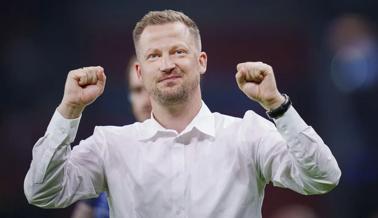 Juru taktik FC Copenhagen, Jacob Neestrup tercatat menjadi pelatih termuda pada Liga Champions 2023/2024. Saat ini pelatih yang mulai membesut FC Copenhagen sejak awal musim 2022/2023 masih berusia 35 tahun. Hingga kini ia telah memimpin FC Copenhagen dalam 50 laga di semua ajang dengan hasil 29 kali menang, 13 kali imbang dan 8 kali kalah. Pada matchday pertama Liga Champions 2023/2024 FC Copenhagen bermain imbang 2-2 dengan Galatasaray. (AFP/Ritzau Scanpix/Liselotte Sabroe)