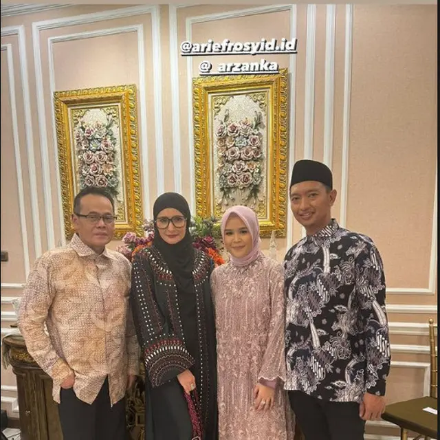 6 Potret Inneke Koesherawati di Lamaran Chand Kelvin, Dea Sahirah Keponakannya