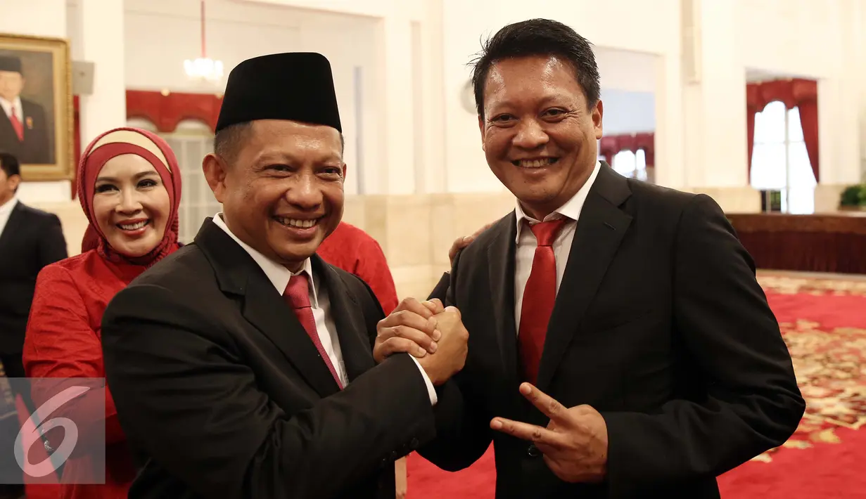 Kepala BNPT yang baru, Irjen Tito Karnavian foto bersama dengan Kombes Pol Krishna Murti usai pelantikan di Istana Negara, Jakarta, Rabu (16/3). Tito dilantik menjadi Kepala BNPT dari jabatan sebelumnya Kapolda Metro Jaya. (Liputan6.com/Faizal Fanani)