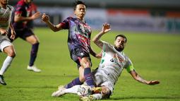 Pemain Rans Nusantara FC, Edo Febriansah, dihadang pemain PSS Sleman, Tallysson Duarte, pada laga BRI Liga 1 di Stadion Pakansari, Bogor, Jumat (29/7/2022). (Bola.com/M Iqbal Ichsan)