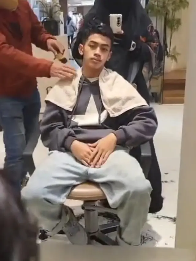 Potret Umi Pipik Antarkan Putra Bungsu Potong Rambut, Attaya Bilal Makin Ganteng dengan Model Rambut Baru