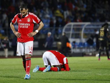 Raut kecewa tak mampu ditutupi oleh para pemain Benfica setelah hanya membawa satu poin dari kandang Casa Pia dalam laga lanjutan Liga Portugal 2025/2026, Senin (06/04/2026). (AFP/Filipe Amorim)